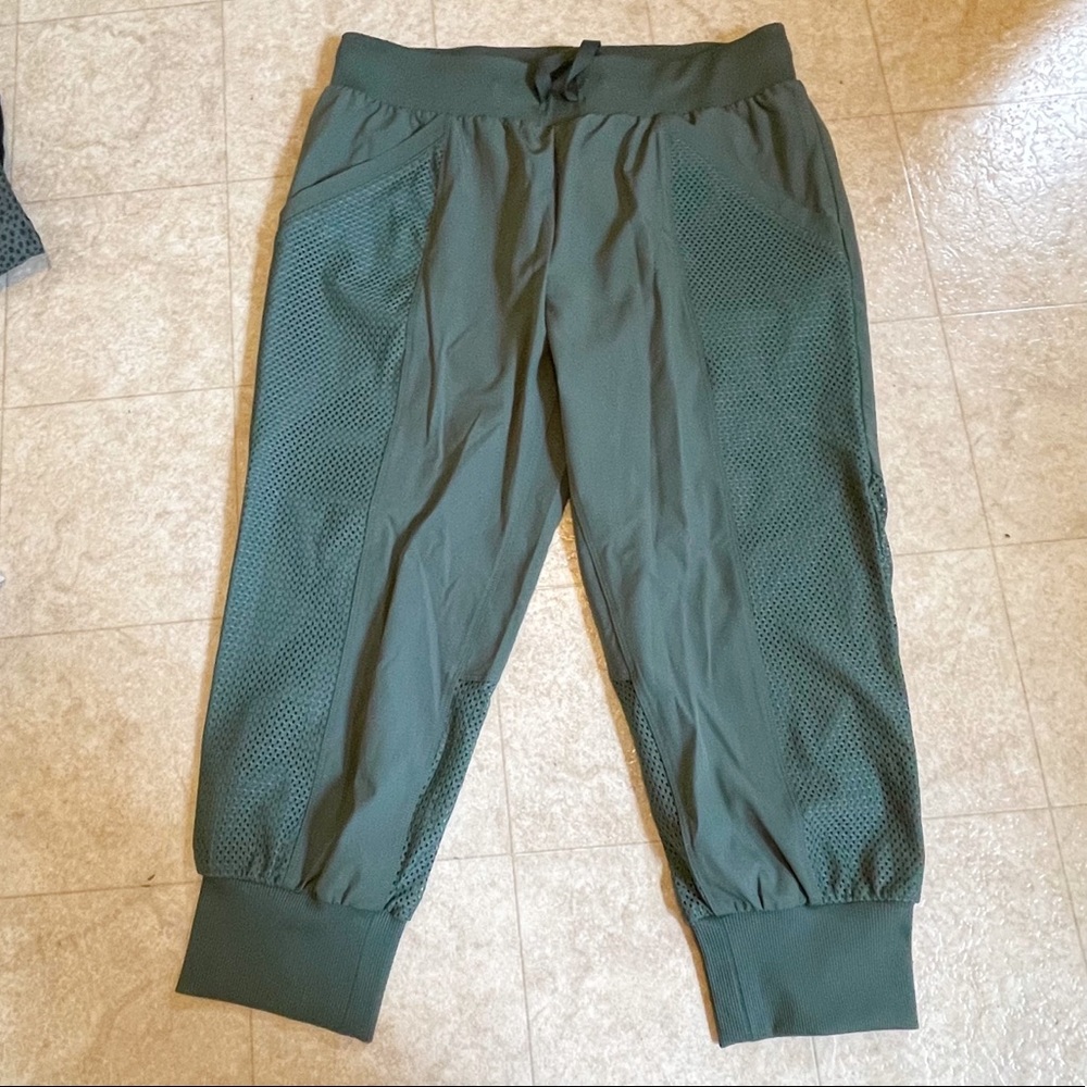 Lorna Jane loose cropped joggers